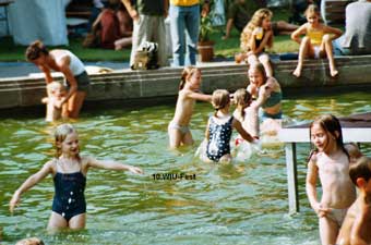 Kids im Brunnen