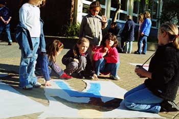 interessierte Beobachter beim Ausmalen der Figuren